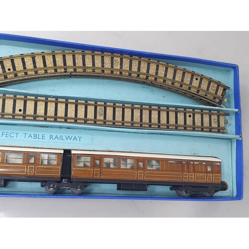 1010 - A boxed pre-war Hornby Dublo DP1 clockwork 'Sir Nigel Gresley' Set, locomotive and tender M with no ... 