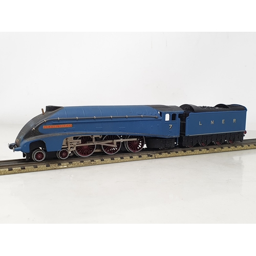 1018 - A boxed Hornby Dublo EDL1 'Sir Nigel Gresley' 1/2 inch version with rounded nameplates, M, has been ... 