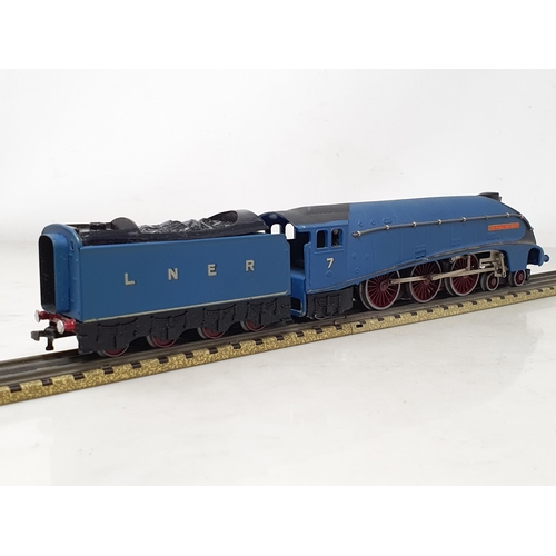 1018 - A boxed Hornby Dublo EDL1 'Sir Nigel Gresley' 1/2 inch version with rounded nameplates, M, has been ... 