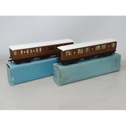 1023 - A pair of boxed Hornby Dublo LNER 1/3rd Coaches, superb examples in mint condition, boxed 1/49 in su... 