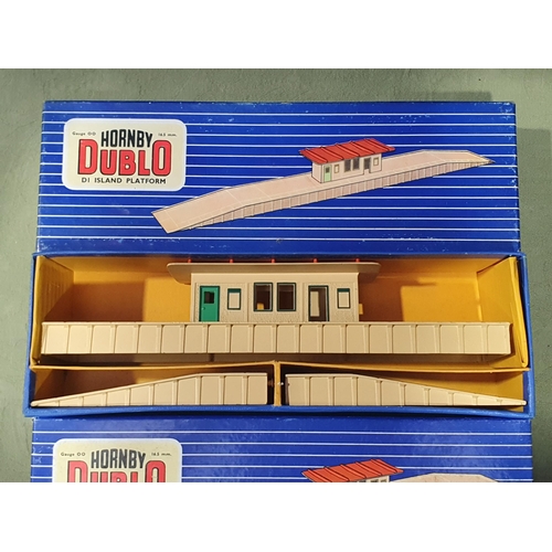 1036 - A Reference Set of 3x Hornby Dublo D1 Island Platforms including plain blue box with white edged pla... 