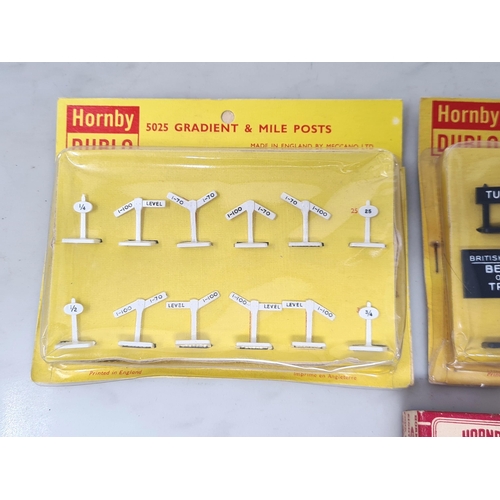 1047 - Two packets of Hornby Dublo 5025 Gradient and Mile Posts, one in red and white box, the other in ill... 