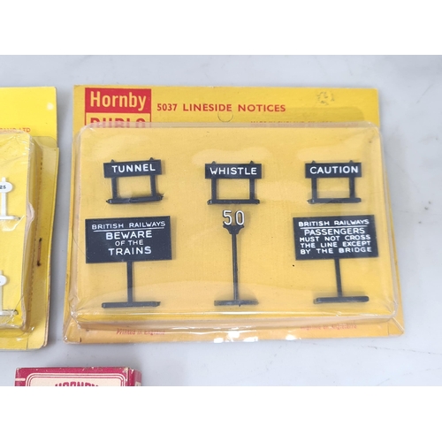 1047 - Two packets of Hornby Dublo 5025 Gradient and Mile Posts, one in red and white box, the other in ill... 