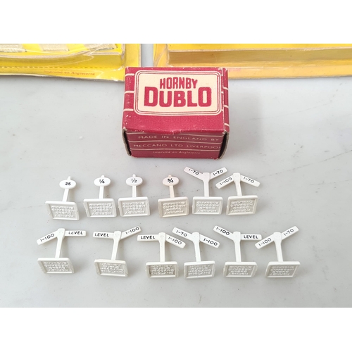 1047 - Two packets of Hornby Dublo 5025 Gradient and Mile Posts, one in red and white box, the other in ill... 