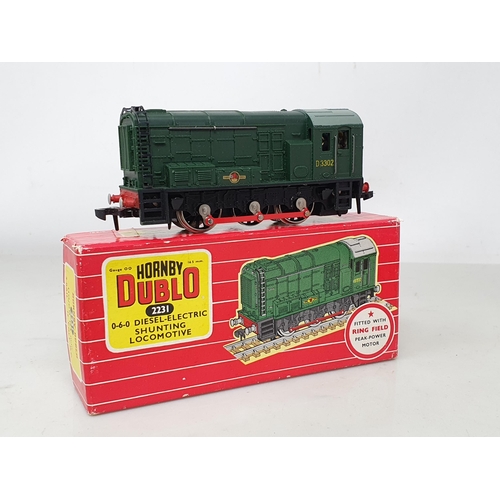 1058 - A reference pair of Hornby Dublo 2231 0-6-0 Diesel Shunters, comprising earlier version with fixed c... 