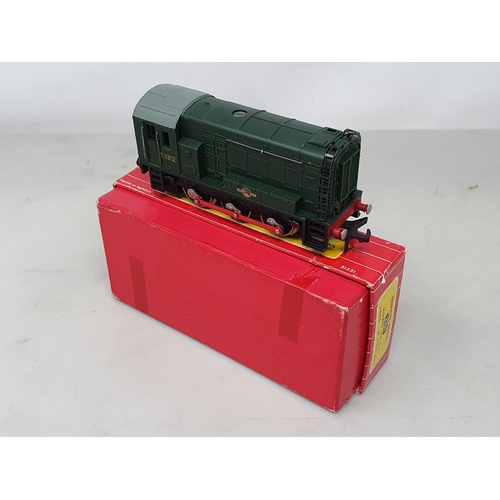 1058 - A reference pair of Hornby Dublo 2231 0-6-0 Diesel Shunters, comprising earlier version with fixed c... 