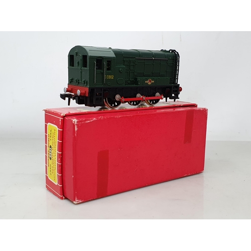 1058 - A reference pair of Hornby Dublo 2231 0-6-0 Diesel Shunters, comprising earlier version with fixed c... 