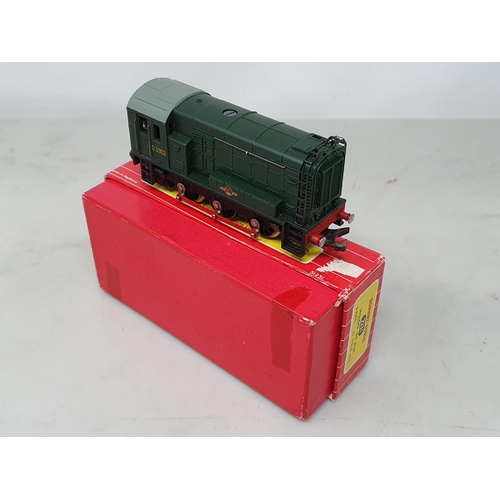 1058 - A reference pair of Hornby Dublo 2231 0-6-0 Diesel Shunters, comprising earlier version with fixed c... 