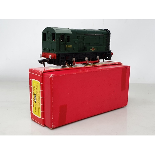 1058 - A reference pair of Hornby Dublo 2231 0-6-0 Diesel Shunters, comprising earlier version with fixed c... 