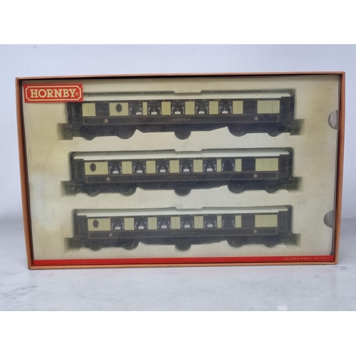 1238 - A boxed Hornby 00 gauge Rake of three Pullman Coaches