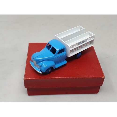 1405 - A boxed French Dinky Toys No.25O Camion Laitier (Studebaker), Nr M-M, box Ex plus