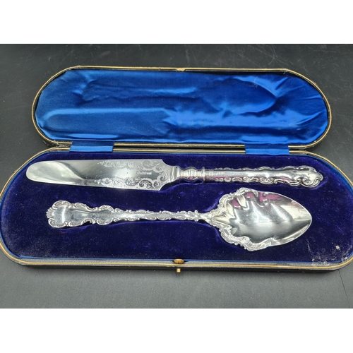 114 - A pair of George V silver Servers with engraved blades, Sheffield 1912, in case