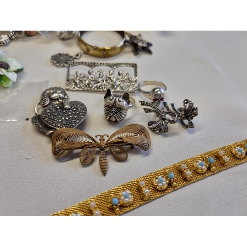 39 - A large collection of modern, vintage and earlier Costume Jewellery