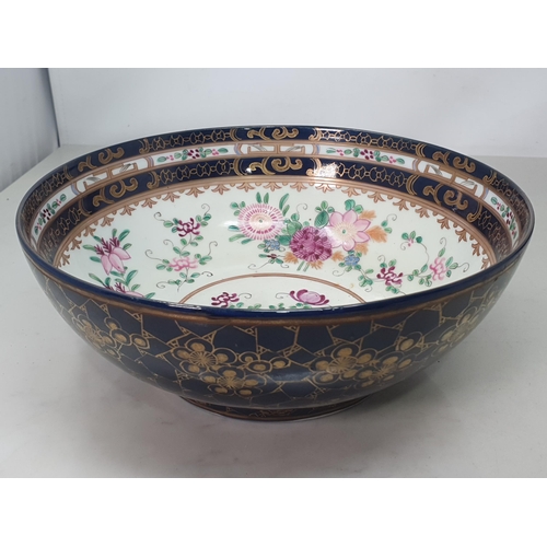 539 - A pair of Samson porcelain Bowls, the outers in blue glaze with elite floral stylez designs, the int... 