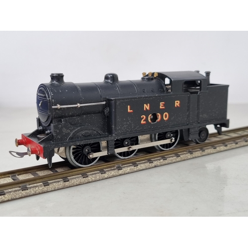 1006 - A rare boxed Hornby Dublo pre-war clockwork DG7 LNER Goods Set, locomotive is in superb condition, c... 