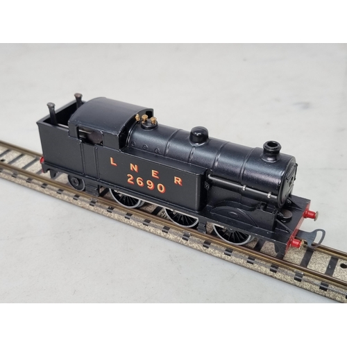 1006 - A rare boxed Hornby Dublo pre-war clockwork DG7 LNER Goods Set, locomotive is in superb condition, c... 