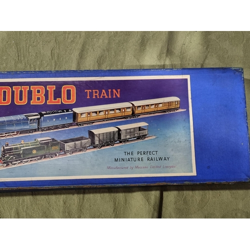 1006 - A rare boxed Hornby Dublo pre-war clockwork DG7 LNER Goods Set, locomotive is in superb condition, c... 