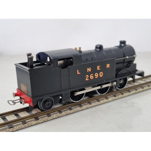 1006 - A rare boxed Hornby Dublo pre-war clockwork DG7 LNER Goods Set, locomotive is in superb condition, c... 