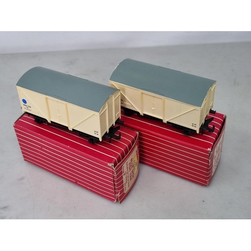 1009 - A reference pair of boxed Hornby Dublo Export 4450 Blue Spot Fish Vans, both unused, M, both the sam... 