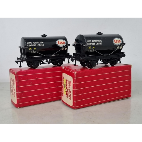 1013 - A reference pair of boxed Hornby Dublo Export 4880 black Esso Tank Wagons, M, showing no signs of us... 