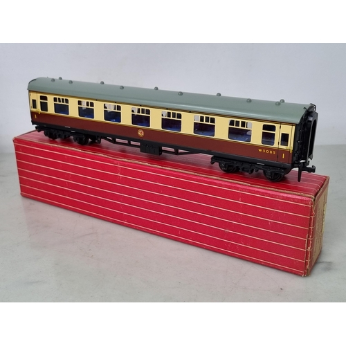 1014 - A rake of four boxed Hornby Dublo Export W.R. Coaches including 4200 1/2nd, 4201 Brake/2nd, 4210 1st... 