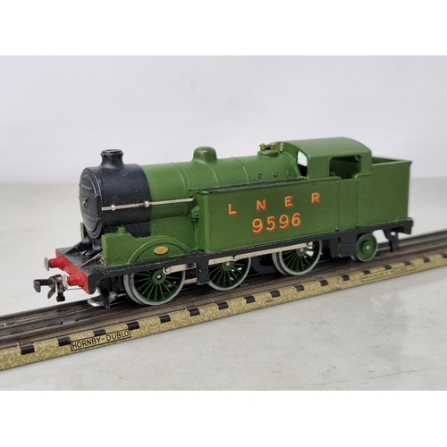 1025 - A boxed Hornby Dublo EDL7 0-6-2T in LNER green livery, M, has been lightly run, 5/49 pale blue box, ... 