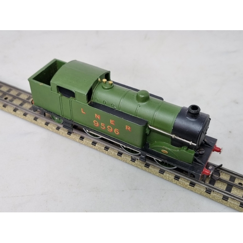 1025 - A boxed Hornby Dublo EDL7 0-6-2T in LNER green livery, M, has been lightly run, 5/49 pale blue box, ... 