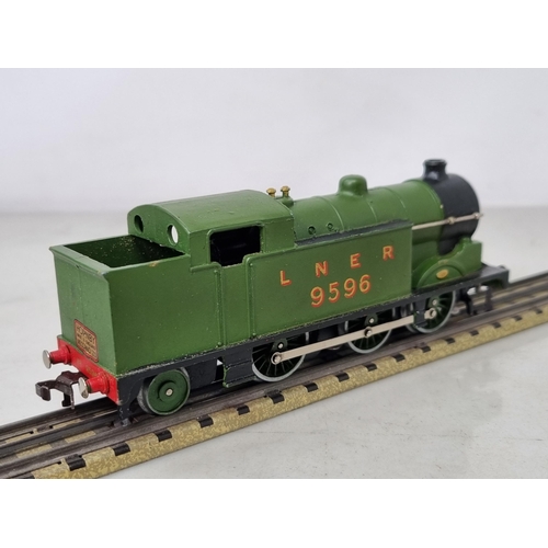 1025 - A boxed Hornby Dublo EDL7 0-6-2T in LNER green livery, M, has been lightly run, 5/49 pale blue box, ... 