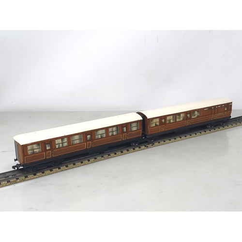 1029 - A boxed Hornby Dublo D2 LNER Articulated Coach Set, Nr M, a few small marks to edges of the roofs. B... 