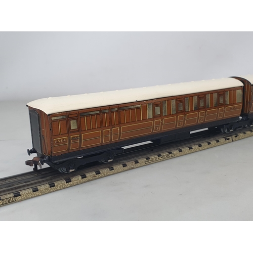 1029 - A boxed Hornby Dublo D2 LNER Articulated Coach Set, Nr M, a few small marks to edges of the roofs. B... 