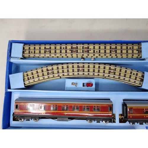 1030 - A boxed Hornby Dublo EDP2 'Duchess of Atholl' Passenger Set, M, has been lightly run, complete with ... 