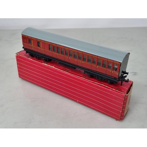 1034 - Two boxed Hornby Dublo 4021 and 4022 BR Suburban Coaches, both with early plastic coupling, both M, ... 