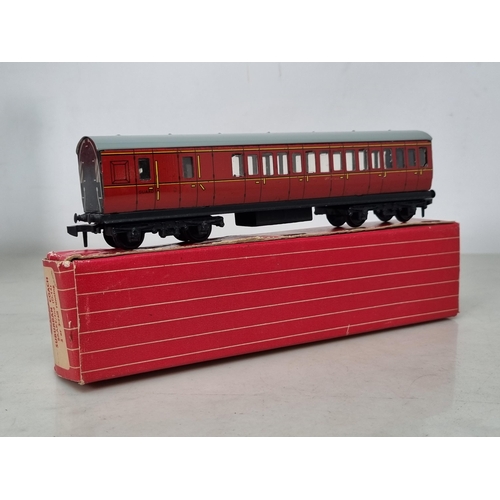 1034 - Two boxed Hornby Dublo 4021 and 4022 BR Suburban Coaches, both with early plastic coupling, both M, ... 