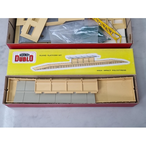 1036 - A boxed Hornby Dublo 5020 Goods Depot Kit, M, complete with all components, none of which have been ... 