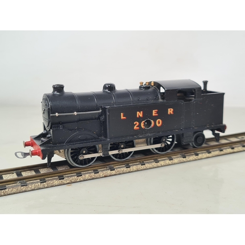 1044 - A boxed Hornby Dublo pre-war clockwork DL7 LNER 0-6-2T, a superb example with no damage to paintwork... 