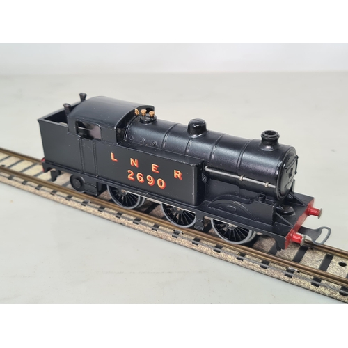 1044 - A boxed Hornby Dublo pre-war clockwork DL7 LNER 0-6-2T, a superb example with no damage to paintwork... 