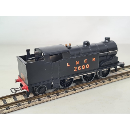 1044 - A boxed Hornby Dublo pre-war clockwork DL7 LNER 0-6-2T, a superb example with no damage to paintwork... 