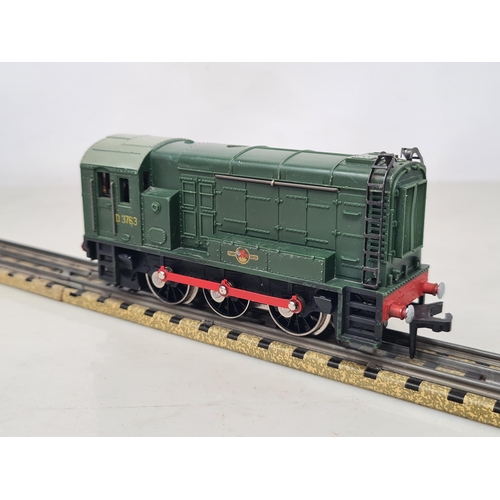 1058 - A boxed Hornby Dublo 3231 Diesel Shunter, Nr M, has been lightly run, box Ex plus. Complete with all... 