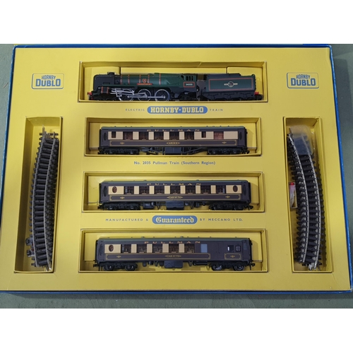 1069 - A boxed Hornby Dublo 2035 Pullman Set, later version with fixed bogies, unused in mint condition sho... 