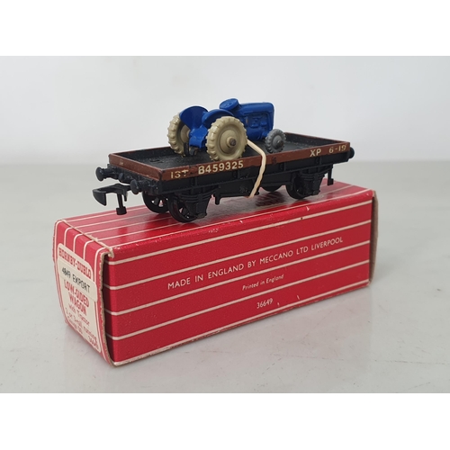 1086 - A reference pair of Hornby Dublo Export 4849 Low-sided Wagons with tractors, one tractor with rarer ... 