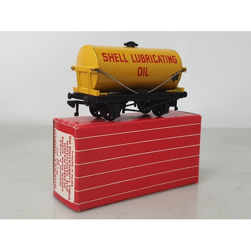 1088 - A reference pair of Hornby Dublo Export 4878 Shell Tankers, both unused in mint condition. Boxes are... 