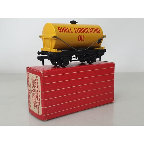 1088 - A reference pair of Hornby Dublo Export 4878 Shell Tankers, both unused in mint condition. Boxes are... 