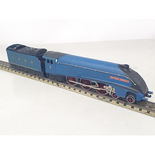 1110 - A boxed Hornby Dublo EDL1 'Sir Nigel Gresley', M, showing no signs of use to wheels or pick-ups, ten... 