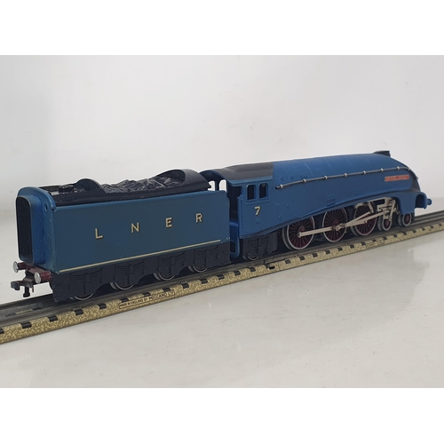 1110 - A boxed Hornby Dublo EDL1 'Sir Nigel Gresley', M, showing no signs of use to wheels or pick-ups, ten... 