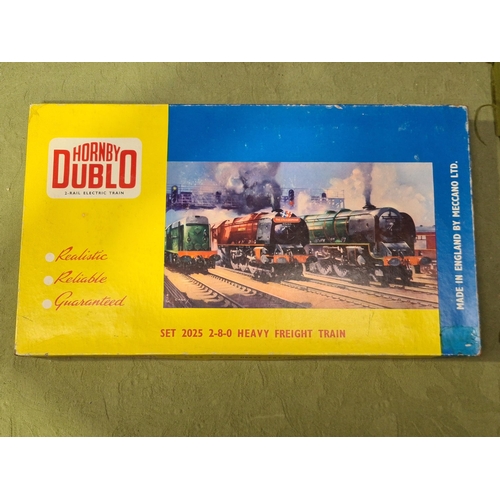 1142 - A boxed Hornby Dublo 2015 Talisman Set, contents Nr M-M, box VG, marking to lid by logo. Lid complet... 