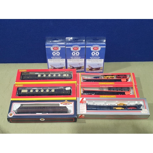 1278 - Two boxed Hornby 00 gauge Car Transporters, two boxed Hornby Pullman Coaches, a boxed Lima Car Trans... 