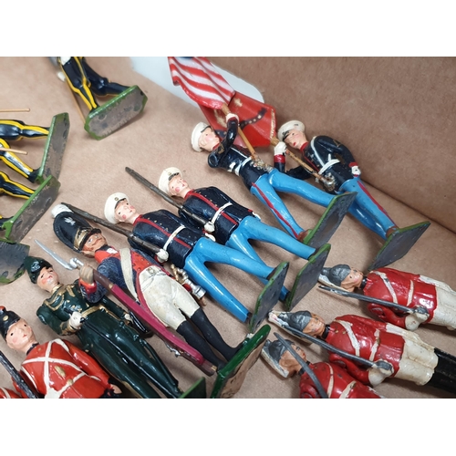 1522 - A tray of Britains diecast Military Figures including Guardsmen, American Parade Troops, French Fore... 