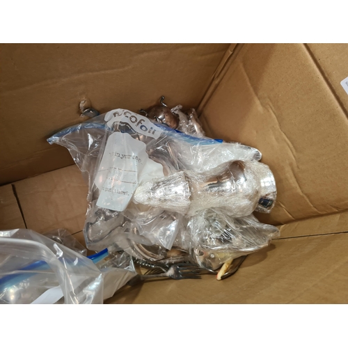 112 - A Quantity of Plated Items including entree dish and cover, toastrack, teaware, two handled circular... 