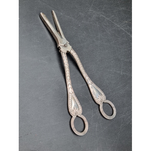 137 - A pair of George V silver Grape Scissors with leafage engraving and crest, London 1923, maker: Golds... 