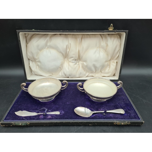 207 - A pair of George V silver two handled Preserve Dishes with glass liners on pedestal bases, Birmingha... 